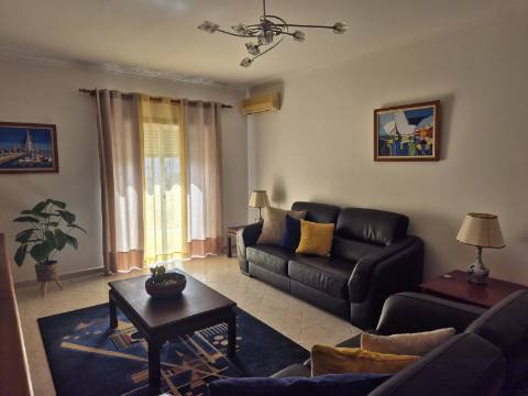 Apartamento T2 com áreas grandes para arrendamento de Setembro a Junho.