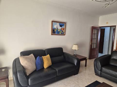 Apartamento T2 com áreas grandes para arrendamento de Setembro a Junho.