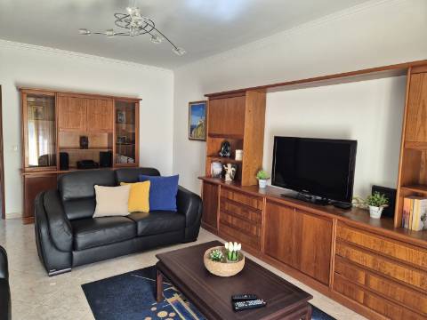 Apartamento T2 com áreas grandes para arrendamento de Setembro a Junho.