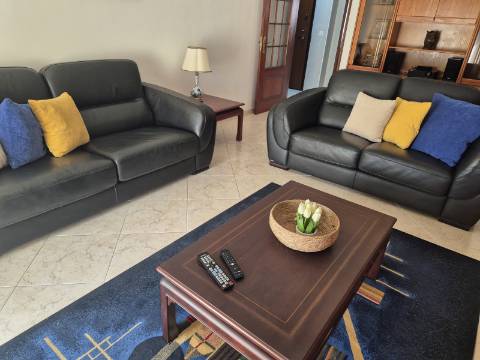 Apartamento T2 com áreas grandes para arrendamento de Setembro a Junho.
