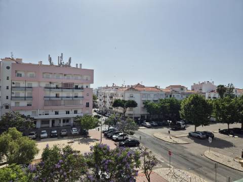 Apartamento T2 com áreas grandes para arrendamento de Setembro a Junho.