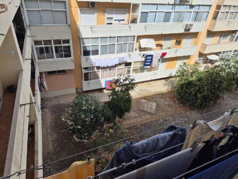 Apartamento T2 com áreas grandes para arrendamento de Setembro a Junho.