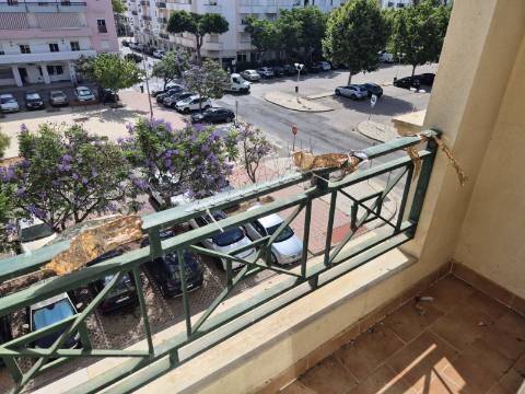Apartamento T2 com áreas grandes para arrendamento de Setembro a Junho.
