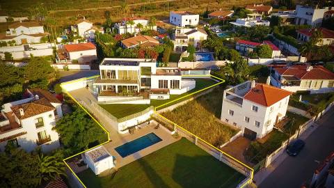 Deslumbrante Moradia Moderna com Vista Mar em Buenas Noches, Estepona