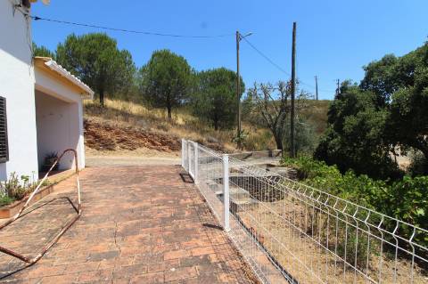 Moradia isolada no campo, próximo da aldeia de Cachopo