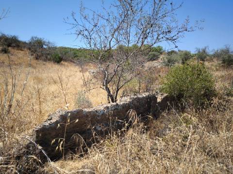 TERRENO COM 7.640 M2 JUNTO A ENTRADA DA ALDEIA DE CORTES PEREIRA - ALCOUTIM - ALGARVE