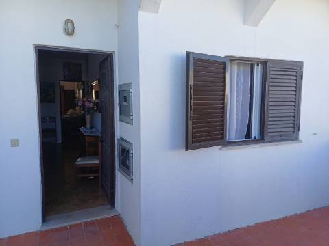 Andar de Moradia T2+1 com BBQ e quintal amplo para arrendamento Sazonal