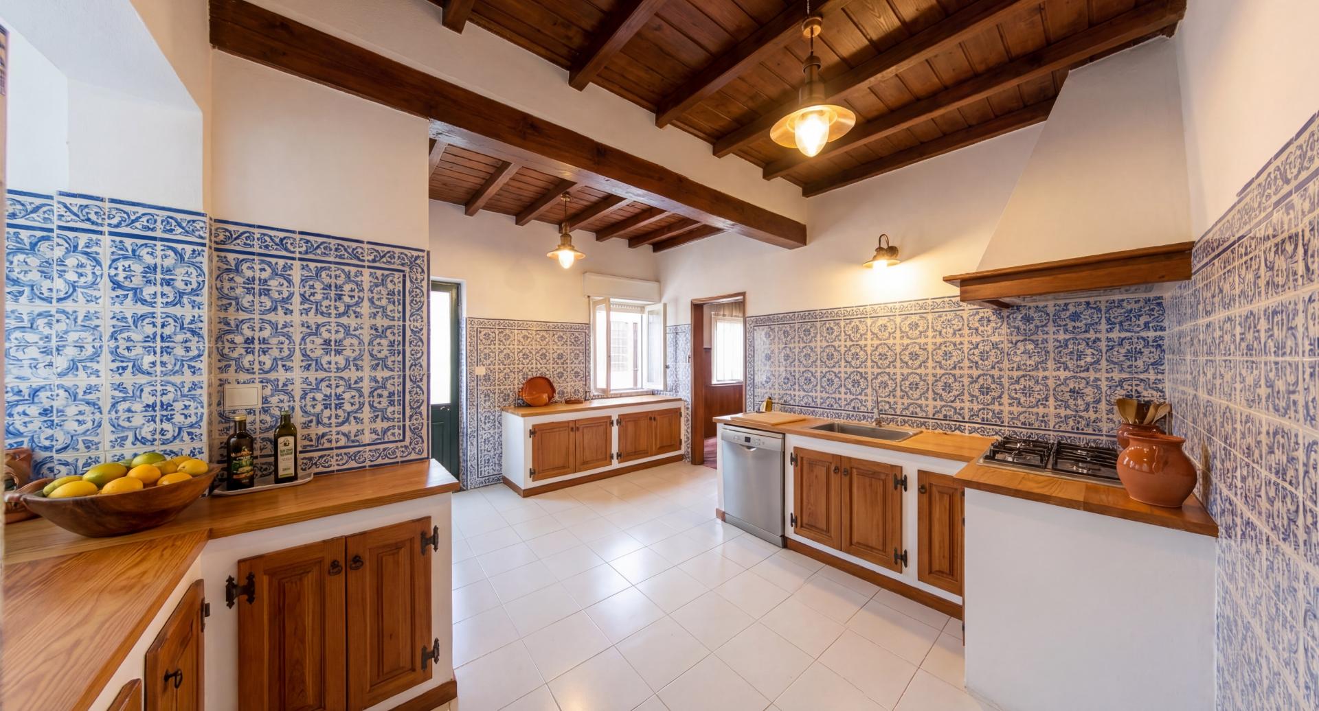 Moradia para renovar com terraço - excelente investimento em Olhão