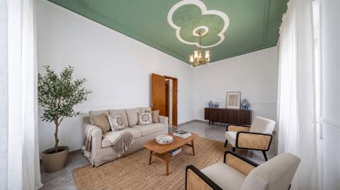 Moradia para renovar com terraço - excelente investimento em Olhão