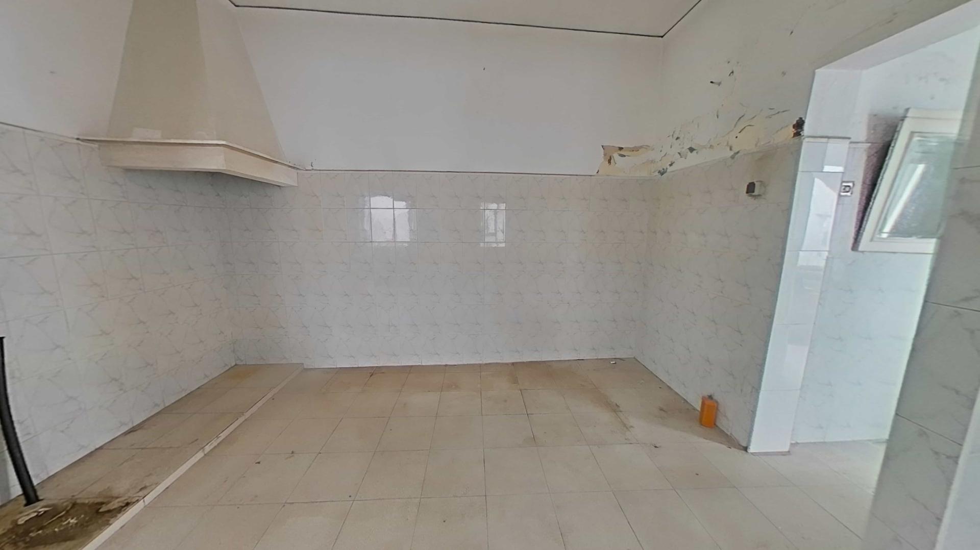 Moradia para renovar com terraço - excelente investimento em Olhão