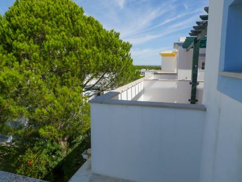 Moradia com 2 pisos e 1 varanda a apenas 100 metros do mar