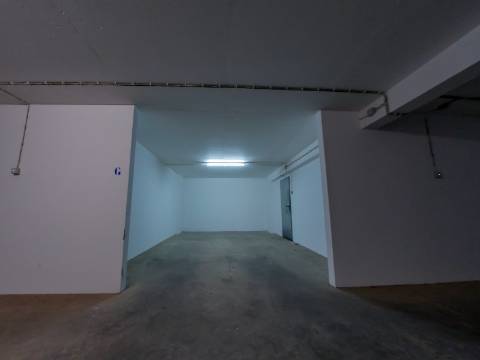 Moradia com 2 pisos e 1 varanda a apenas 100 metros do mar