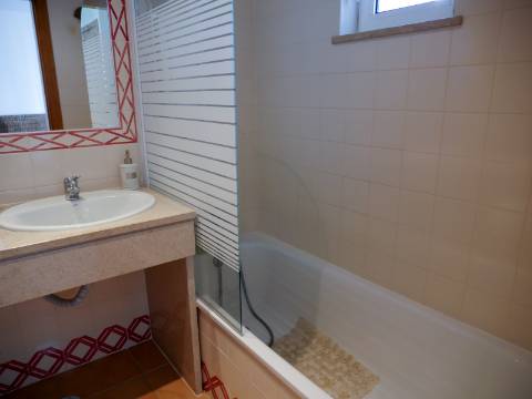 Moradia com 2 pisos e 1 varanda a apenas 100 metros do mar