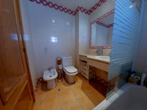 Moradia com 2 pisos e 1 varanda a apenas 100 metros do mar