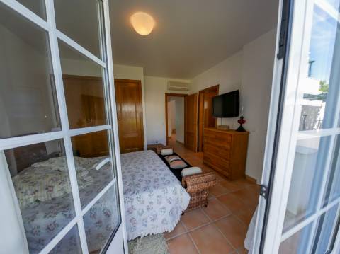 Moradia com 2 pisos e 1 varanda a apenas 100 metros do mar