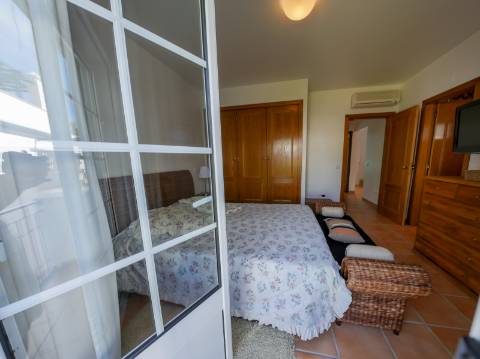 Moradia com 2 pisos e 1 varanda a apenas 100 metros do mar