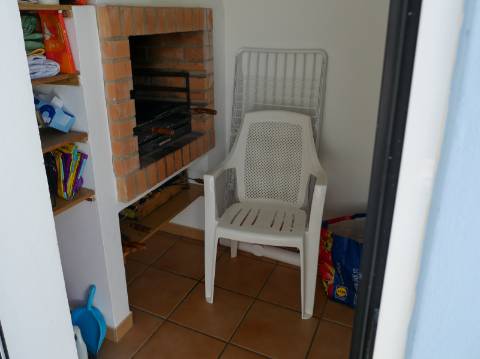 Moradia com 2 pisos e 1 varanda a apenas 100 metros do mar