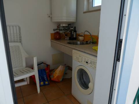 Moradia com 2 pisos e 1 varanda a apenas 100 metros do mar
