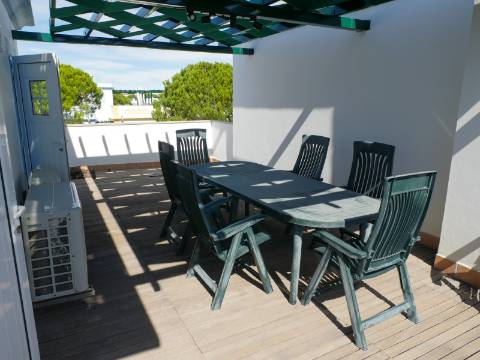 Moradia com 2 pisos e 1 varanda a apenas 100 metros do mar