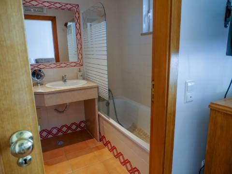 Moradia com 2 pisos e 1 varanda a apenas 100 metros do mar