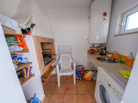 Moradia com 2 pisos e 1 varanda a apenas 100 metros do mar