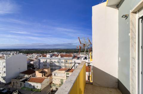 Apartamento T1+1 com vista mar e pinhal - luminoso e com duas varandas.