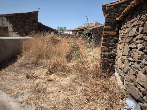 MORADIAS EM RUINAS - NO CENTRO DA ALDEIA DE TESOURO - ALCOUTIM - ALGARVE