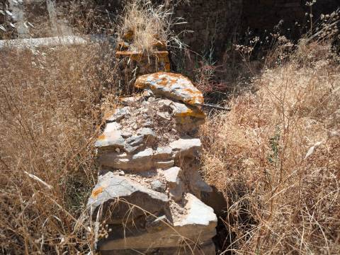 MORADIAS EM RUINAS - NO CENTRO DA ALDEIA DE TESOURO - ALCOUTIM - ALGARVE