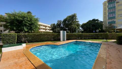 Apartamento renovado com piscina em Vilamoura.