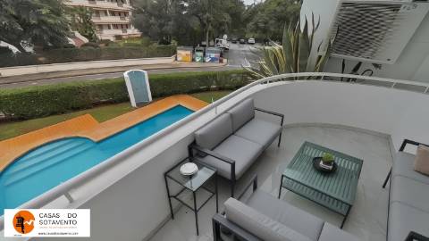 Apartamento renovado com piscina em Vilamoura.