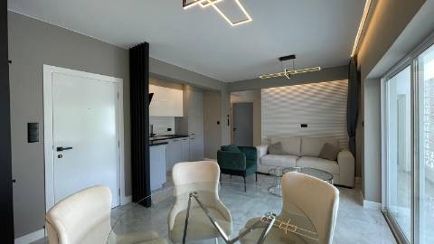 Apartamento renovado com piscina em Vilamoura.