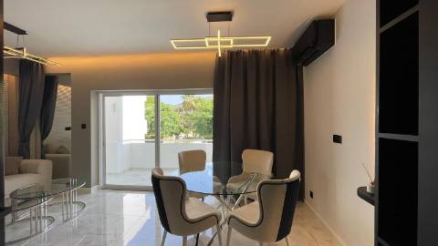 Apartamento renovado com piscina em Vilamoura.