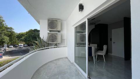 Apartamento renovado com piscina em Vilamoura.