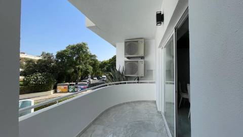 Apartamento renovado com piscina em Vilamoura.