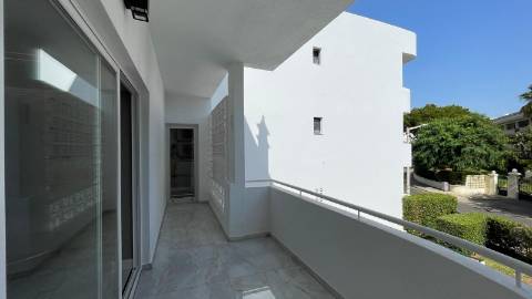 Apartamento renovado com piscina em Vilamoura.