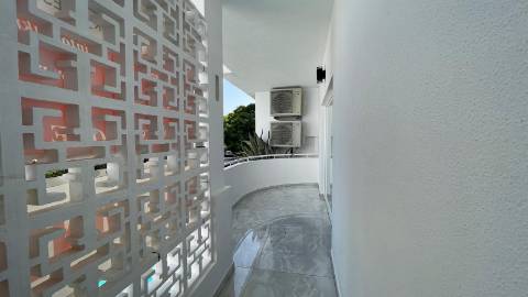 Apartamento renovado com piscina em Vilamoura.