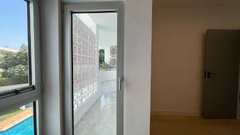 Apartamento renovado com piscina em Vilamoura.