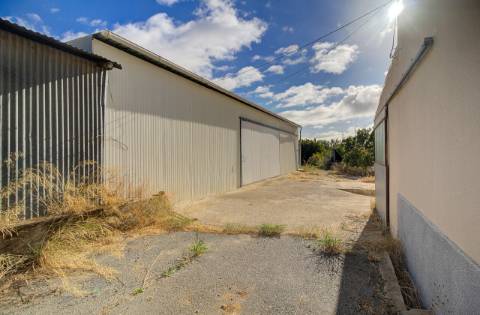 Quinta com moradia e armazéns e terreno de 5.450m2