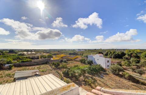 Quinta com moradia e armazéns e terreno de 5.450m2