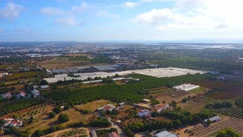 Quinta com moradia e armazéns e terreno de 5.450m2
