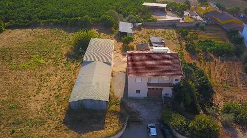 Quinta com moradia e armazéns e terreno de 5.450m2