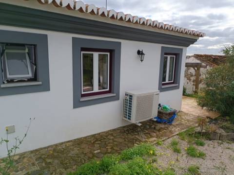DUAS MORADIAS ISOLADAS - NUM TERRENO DE 1.823 M² - UMA PRONTA A HABITAR - OUTRA PARA REABILITAR OU DEMOLIR - NA ALDEIA DE ALCARIAS GRANDES - AZINHAL - CASTRO MARIM - ALGARVE