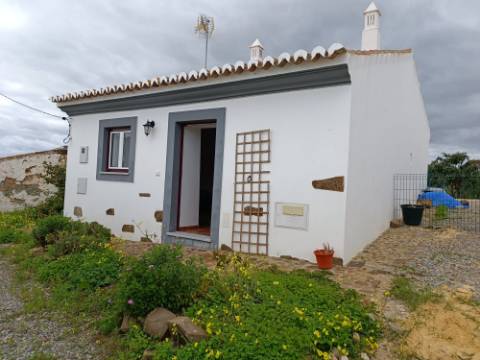 DUAS MORADIAS ISOLADAS - NUM TERRENO DE 1.823 M² - UMA PRONTA A HABITAR - OUTRA PARA REABILITAR OU DEMOLIR - NA ALDEIA DE ALCARIAS GRANDES - AZINHAL - CASTRO MARIM - ALGARVE