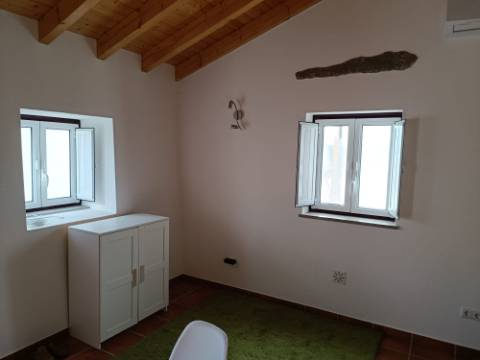 DUAS MORADIAS ISOLADAS - NUM TERRENO DE 1.823 M² - UMA PRONTA A HABITAR - OUTRA PARA REABILITAR OU DEMOLIR - NA ALDEIA DE ALCARIAS GRANDES - AZINHAL - CASTRO MARIM - ALGARVE