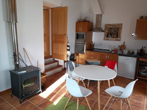 DUAS MORADIAS ISOLADAS - NUM TERRENO DE 1.823 M² - UMA PRONTA A HABITAR - OUTRA PARA REABILITAR OU DEMOLIR - NA ALDEIA DE ALCARIAS GRANDES - AZINHAL - CASTRO MARIM - ALGARVE
