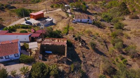 DUAS MORADIAS ISOLADAS - NUM TERRENO DE 1.823 M² - UMA PRONTA A HABITAR - OUTRA PARA REABILITAR OU DEMOLIR - NA ALDEIA DE ALCARIAS GRANDES - AZINHAL - CASTRO MARIM - ALGARVE