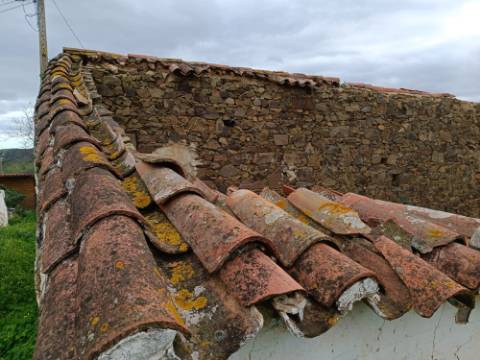 DUAS MORADIAS ISOLADAS - NUM TERRENO DE 1.823 M² - UMA PRONTA A HABITAR - OUTRA PARA REABILITAR OU DEMOLIR - NA ALDEIA DE ALCARIAS GRANDES - AZINHAL - CASTRO MARIM - ALGARVE