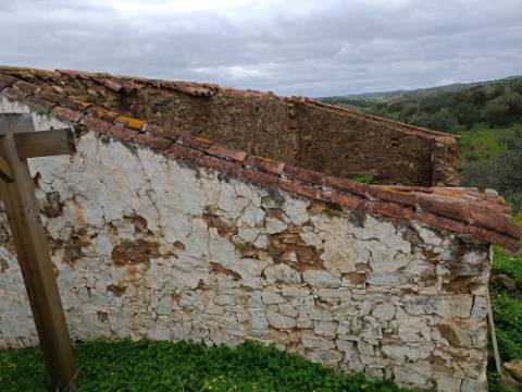 DUAS MORADIAS ISOLADAS - NUM TERRENO DE 1.823 M² - UMA PRONTA A HABITAR - OUTRA PARA REABILITAR OU DEMOLIR - NA ALDEIA DE ALCARIAS GRANDES - AZINHAL - CASTRO MARIM - ALGARVE