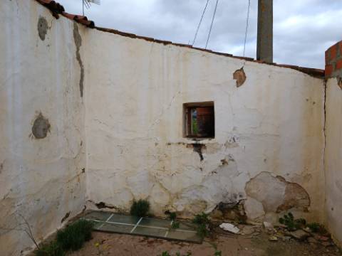 DUAS MORADIAS ISOLADAS - NUM TERRENO DE 1.823 M² - UMA PRONTA A HABITAR - OUTRA PARA REABILITAR OU DEMOLIR - NA ALDEIA DE ALCARIAS GRANDES - AZINHAL - CASTRO MARIM - ALGARVE