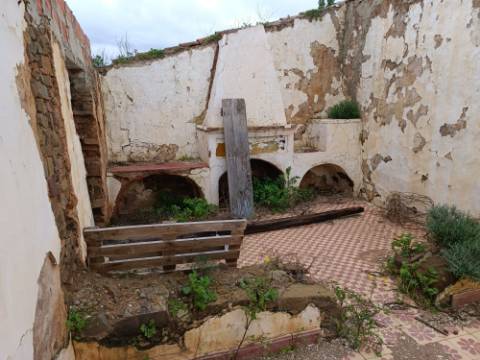 DUAS MORADIAS ISOLADAS - NUM TERRENO DE 1.823 M² - UMA PRONTA A HABITAR - OUTRA PARA REABILITAR OU DEMOLIR - NA ALDEIA DE ALCARIAS GRANDES - AZINHAL - CASTRO MARIM - ALGARVE